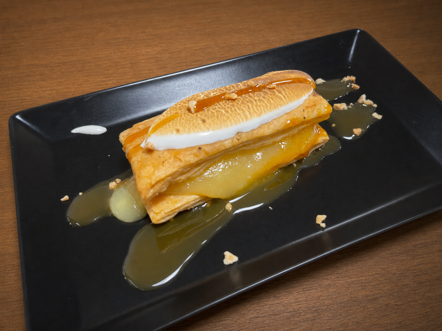 Hojaldre de crema inglesa con manzana caramelizada y nueces