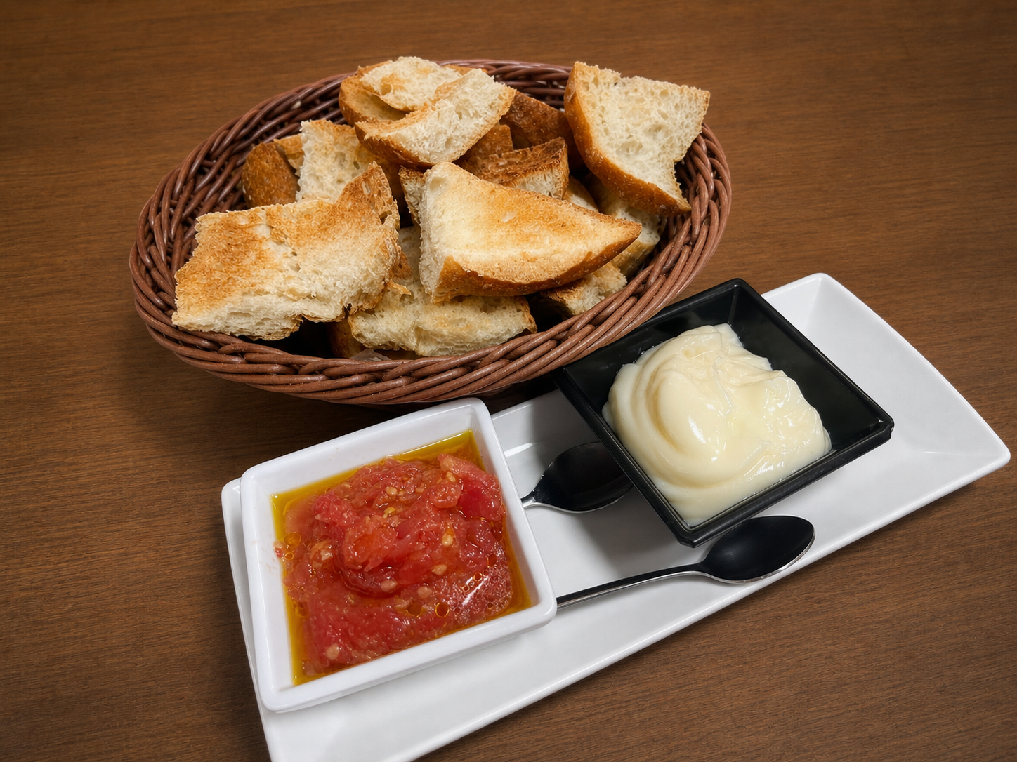 Pan tostado con tomate y alioli