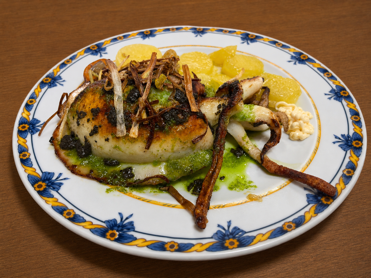 Sepia a la plancha con verduras y patatas